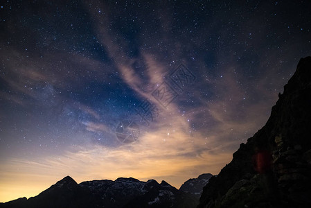 银河系和星空的多彩发光核心在夏季在意大利阿尔卑斯山都灵图片