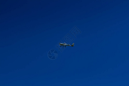 飞机在蓝天特写镜头飞行图片