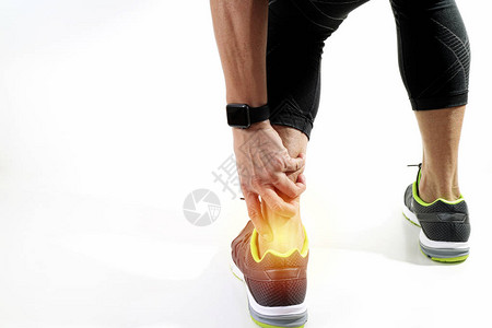 跑步运动员因扭伤关节扭伤而握着脚踝疼痛图片