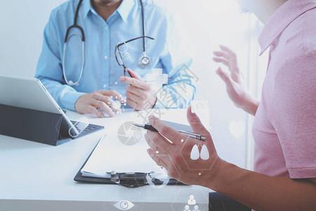 医生使用手机和咨询商人患者以VR图标作为医院专图片