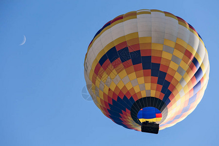 飞行和月亮中的多彩热空气球从图片