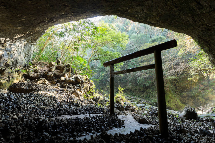 日本自然洞穴中的牌坊图片