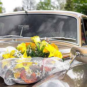 婚车引擎盖上的鲜花装饰图片
