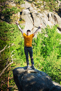 一个人站在山上享受他的成功图片