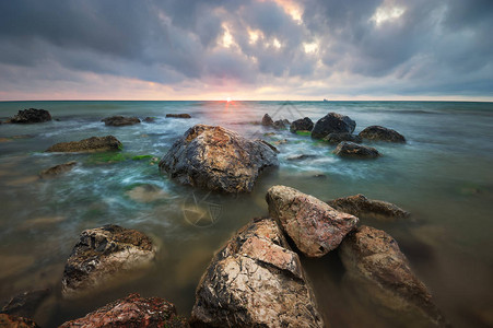 美丽的海景海边的石图片