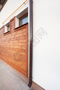 房子里有白墙和木板的新棕色铜排水沟高清图片