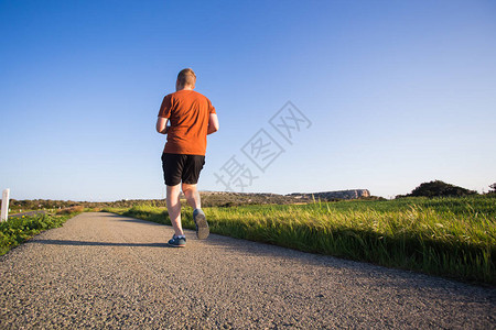 男子跑户外短跑以获得成功男健身赛跑运动员在美丽的风景中以极图片
