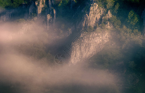 山中的晨雾图片