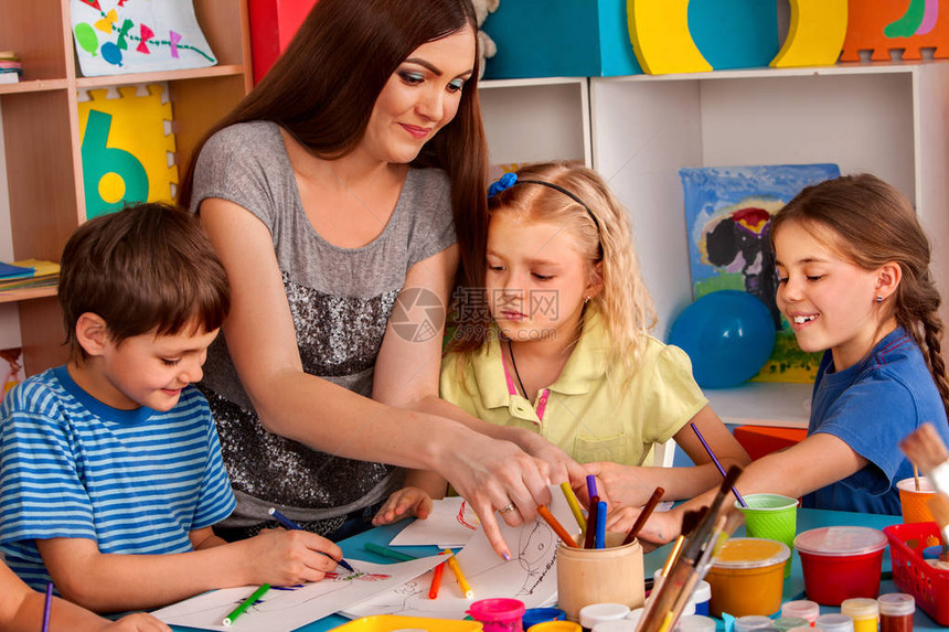 艺术学校课上老师手指画的小学生在绘画课上放学妈和孩子在家通过游戏教孩图片