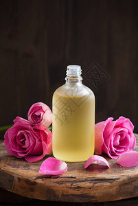精油和玫瑰花香薰水疗香水图片