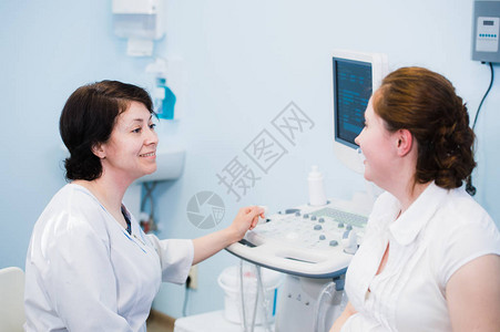 有医生预约进行超声波诊断检查的孕妇满意图片