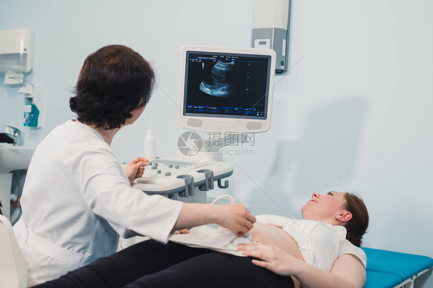 使用超声波检查和对孕妇进行胃图片