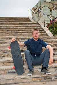 加州滑板机坐在板子楼梯上图片