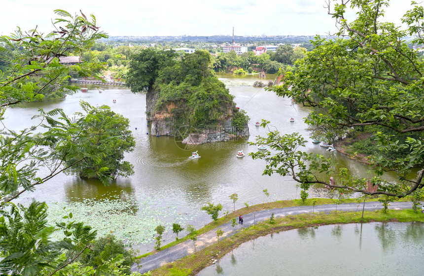 风景生态旅游与大型莲花池湖一起吸引游客在周图片