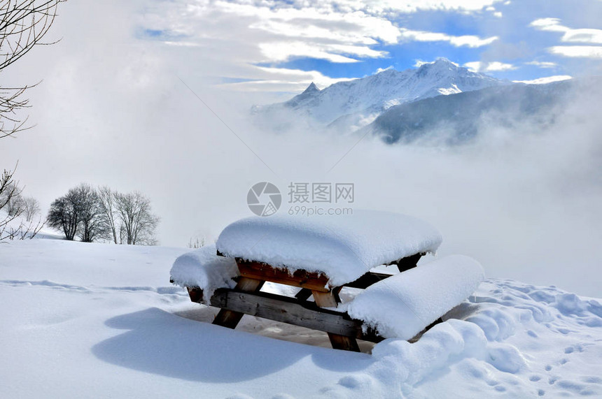 雪山野餐桌图片