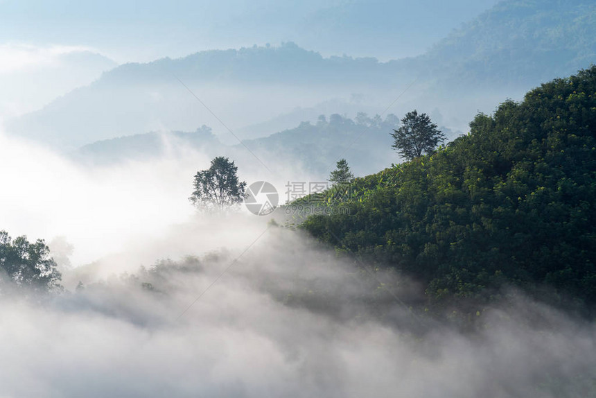 在泰国山区日出时图片