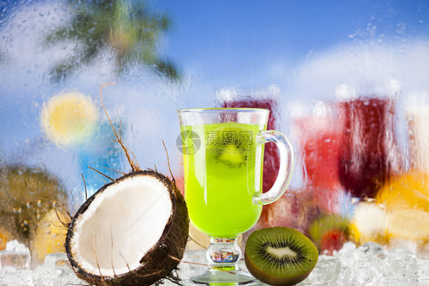 夏季饮料和热带新鲜水果背景沙滩图片