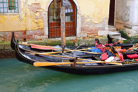意大利威尼斯有两艘吊船的运河威尼斯的建筑和地标与威尼斯吊船的图片