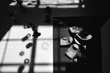 黑白图像大堂为客人配备按摩沙发地板上的阴影和上的反射由于可用的镜头图片