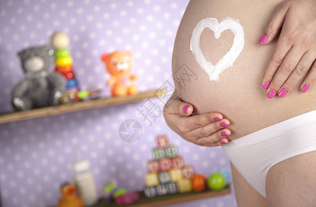美丽的孕妇肚子有心脏标图片