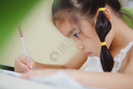 可爱的小女孩做作业看书图片