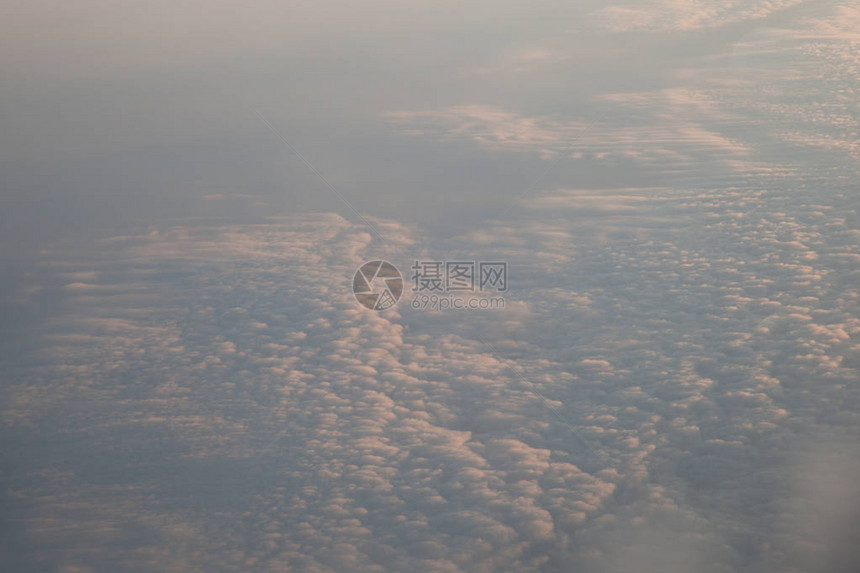 天空中飞机上的日落云彩景观1图片