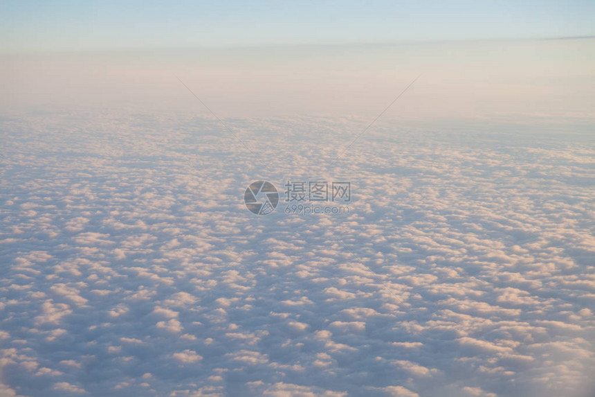 在日落风景的云上飞行图片