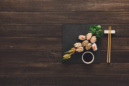 日本餐厅竹子寿司顶端风景在生锈的木头背景和黑板上图片