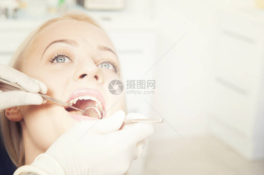 牙科治疗摩尔治疗年轻女病人到牙图片