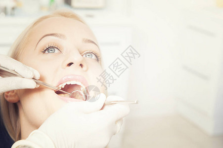 牙科治疗摩尔治疗年轻女病人到牙图片