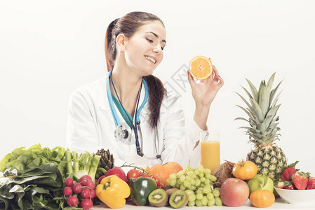营养师医生在她的办公桌上用水果图片