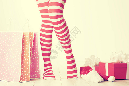 感的圣诞女子腿圣诞购物概念X图片