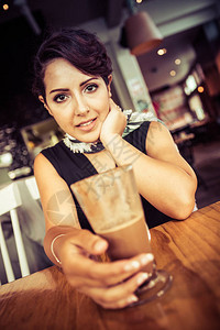 女人坐在咖啡馆喝咖啡图片