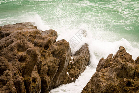巨浪拍打着岩石图片