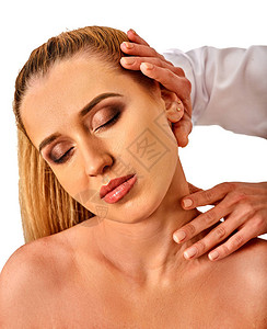 在spa沙龙为女提供肩颈按摩医生在孤立的康复中心进行颈部治疗专业诊图片