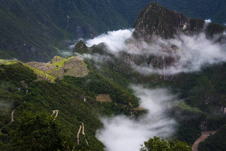 环绕着太阳门和乌鲁班巴河云层的马丘皮MachuPic图片