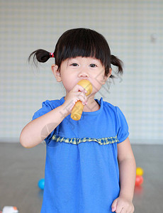 在儿童房间播放塑料麦克风的亚洲儿童Asia图片