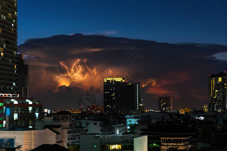 与曼谷都市风景的闪电在黄昏时间图片