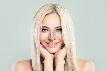 具有健康皮肤和金发型的金发模特女人可爱的女面孔水疗美容面部护图片