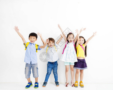 快乐的微笑孩子组举手图片