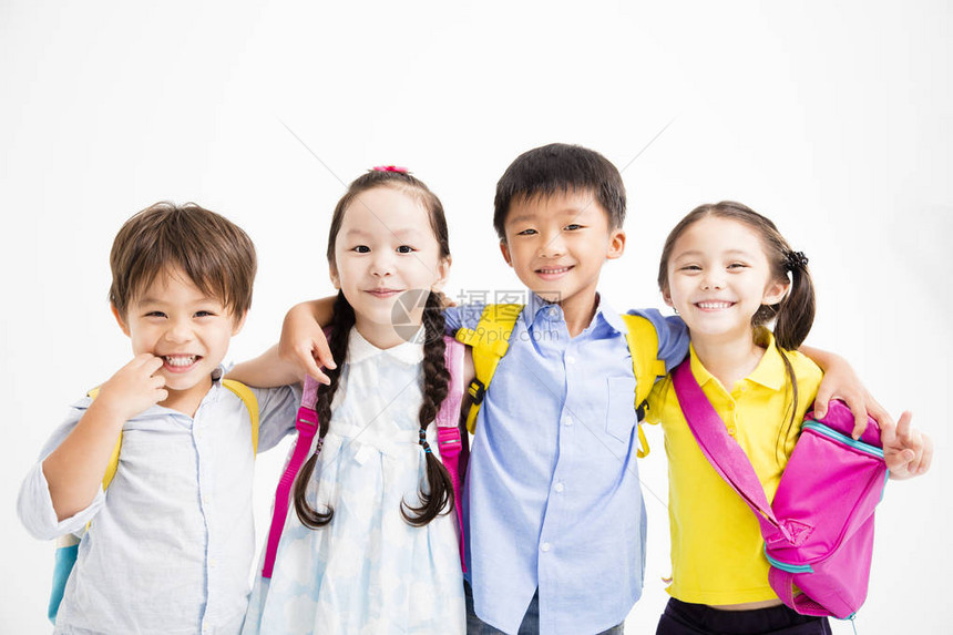 群快乐微笑的孩子拥抱图片