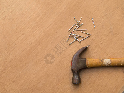 木板制工具锤子和指甲图片