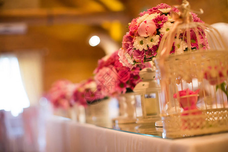 桌上鲜花婚礼装饰的特写细节图片