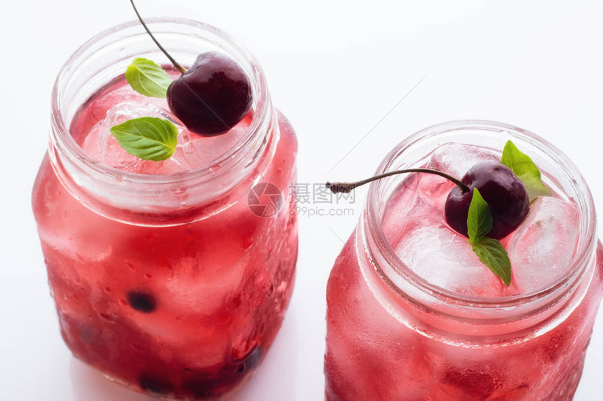 两个玻璃杯红色饮料和冰块特写图片