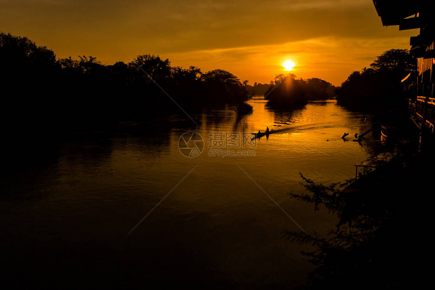 老挝南部DonDet的美丽日出夏季早晨在东南亚湄公河上的四千个岛屿SiPhan上拍图片