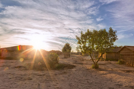 日落的非洲农村庄背景图片