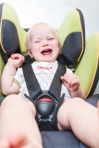婴儿在汽车座椅上图片