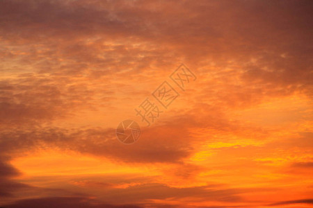 日落时火热的橙色多云天空图片