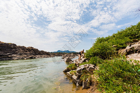 在老挝南部唐川岛的康永海边旅游者图片