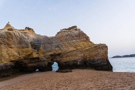 美丽的亚特兰海景地平面沙海滩岩石和图片